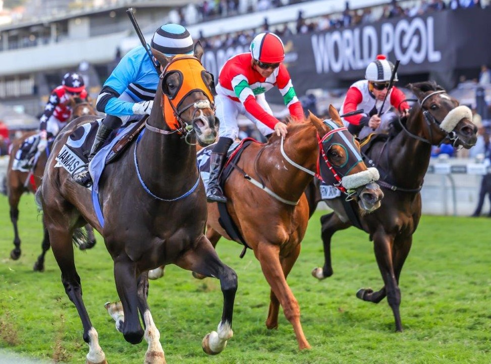 Sean Veale has Cats Pajamas in full stride down the inside as Dantonfromsandton (Richard Fourie) chases with Bjorn Ironside (Gavin Lerena) making up the trifecta (Pic – Candiese Lenferna)