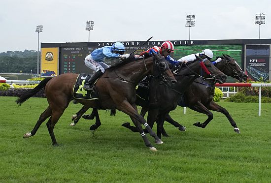 Makin (Manoel Nunes, white cap) beats off a strong challenge from Big Union (Bernardo Pinheiro, red and white striped cap) and Big Hearted (Carlos Henrique) to take out the Class 1 race (Pic - STC)