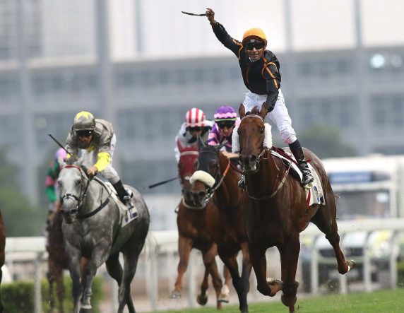 Karis Teetan salutes atop Able Friend at Sha Tin in 2015 (Pic - HKJC)