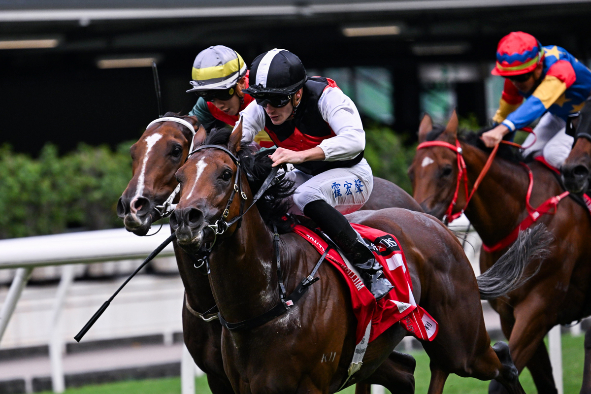 Young Emperor salutes on debut at Happy Valley (Pic - HKJC)