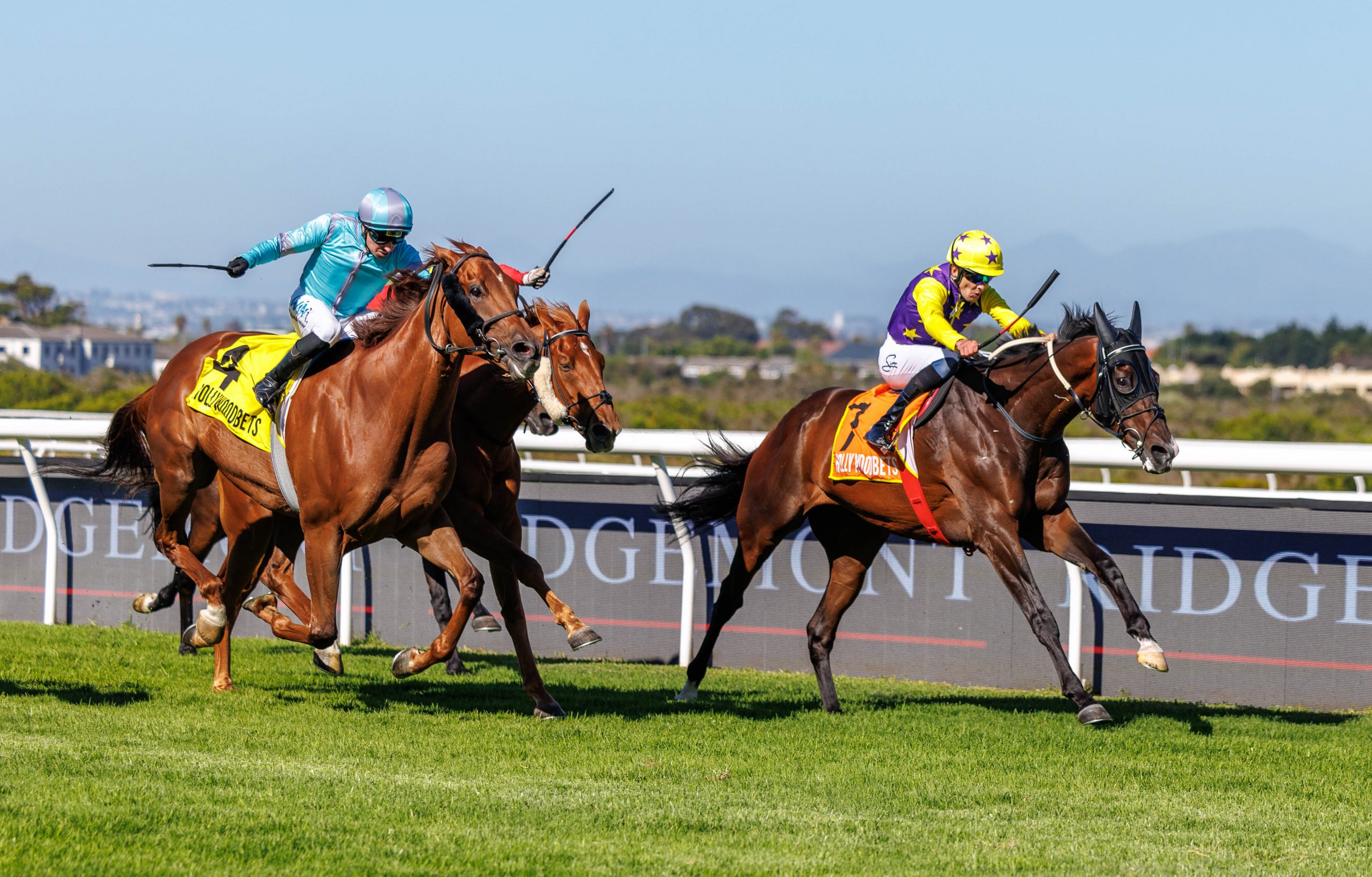 Anthony Andrews gets The Futurist home while Otto Lukyen (JP van der Merwe, blue cap) and Infrared (Kabelo Matsunyane, obscured) complete the trifecta (Pic – Candiese Lenferna)