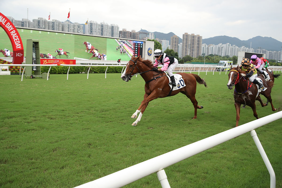 Beauty Waves goes to the line hard-held under Alexis Badel (Pic - HKJC)