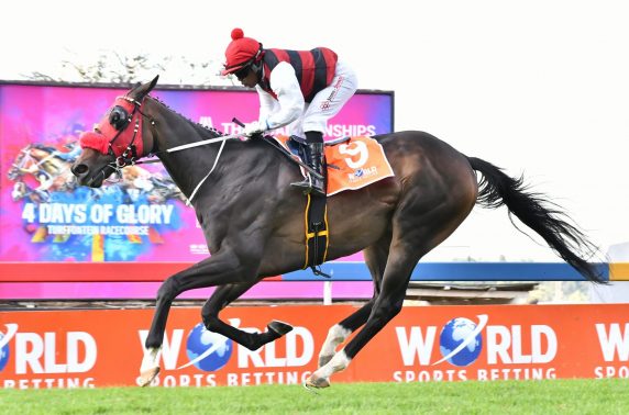 Breeze Over (Muzi Yeni) wins the final feature of the day (Pic - JC Photos)