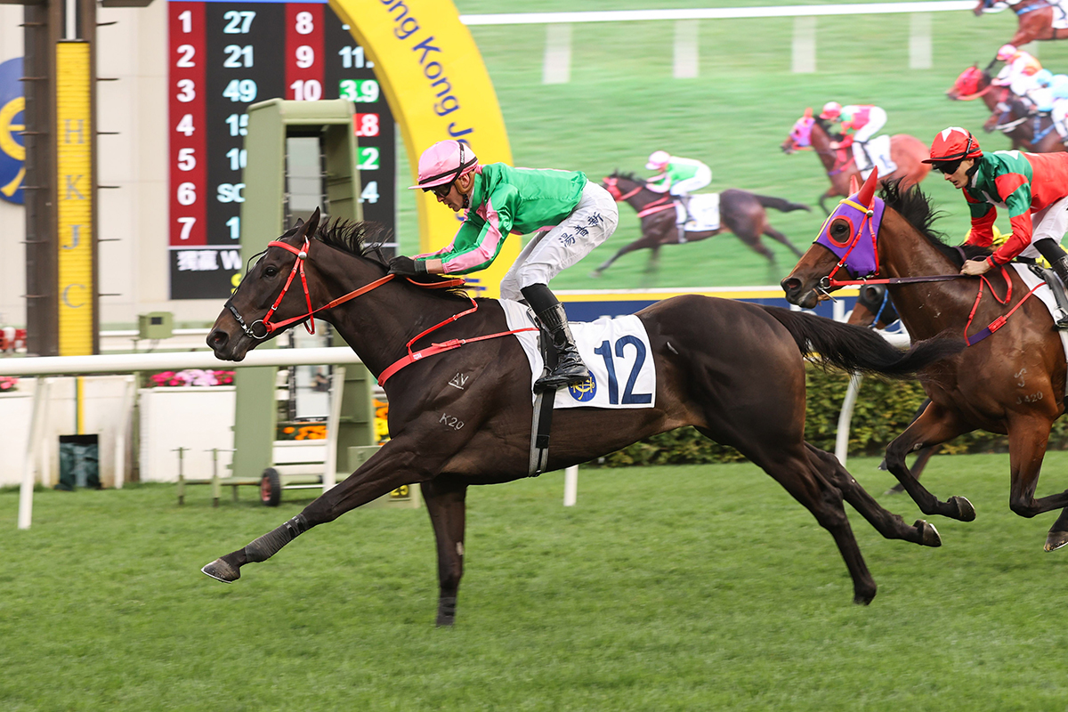 Bundle Award surges to victory under Ben Thompson (Pic - HKJC)