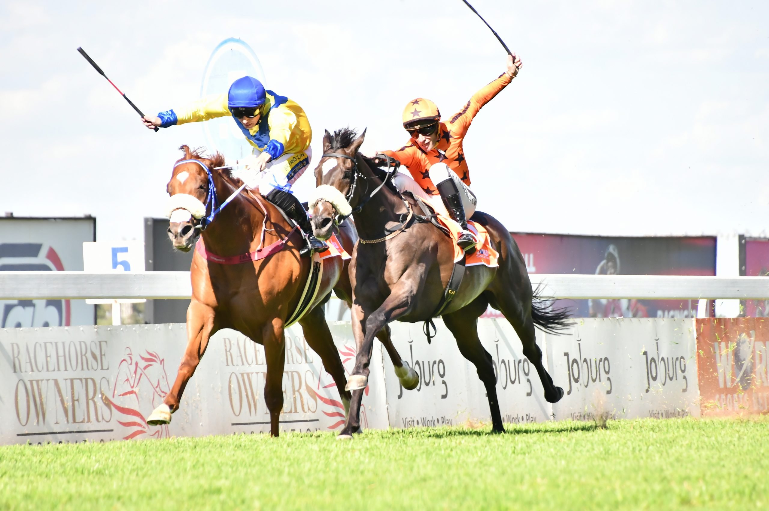 Ryan Munger (blue cap on inside) rides a pearler to get Immediate Edge home ahead of Wild Intent (Gavin Lerena) in a thriller (Pics - JC Photos)