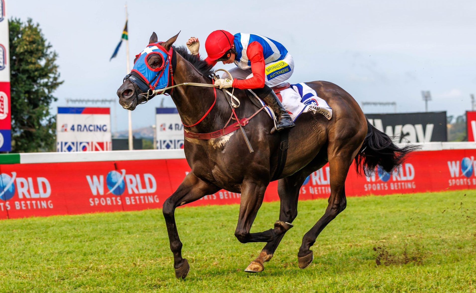 William Robertson (Corne Spies) win the final feature on Classic Day (Pic - Candiese Lenferna)